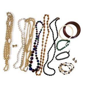 Large lot of vintage costume jewelry-Lots of great stuff!